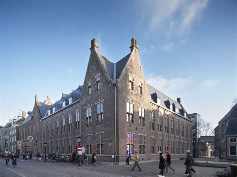 Foto van het Agnietenklooster, de huidige locatie van het Centraal Museum