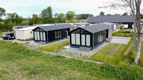 Een sfeerbeeld van de chalets op vakantiepark Beaugarde, met nadruk op de rustige omgeving.