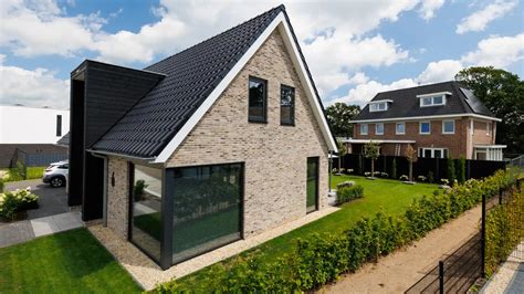 Foto van een gezinswoning in slechte staat, met bouwvallige elementen