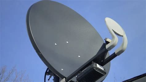 Illustratie van een satellietontvanger met diverse aansluitingen en een signaal dat van een schotel komt.