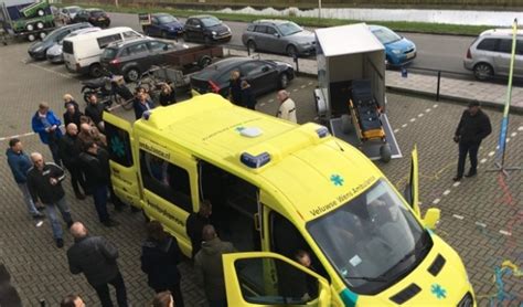 Foto van een wensambulance met vrijwilligers