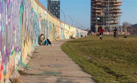 Een collage van historische beelden van de Berlijnse Muur en moderne foto's van de stad
