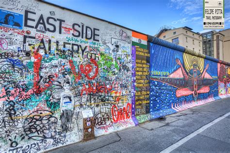 Impressie van de East Side Gallery met diverse muurschilderingen