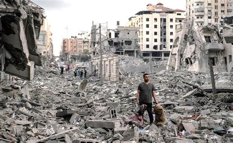 Contrastfoto van Dresden: verwoesting tijdens WOII versus hedendaagse architectuur