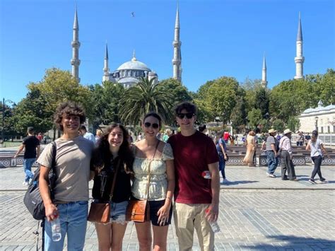 scène uit 'Love 101' met tieners in Istanbul