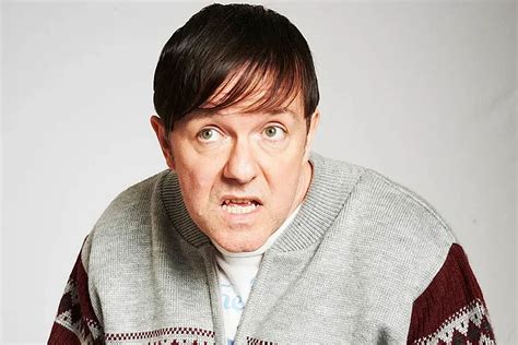 Screenshot van Ricky Gervais als Derek Noakes in een typische scène uit de serie.