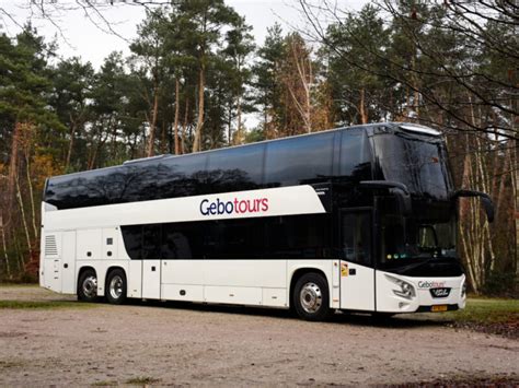Een luxe dubbeldekker bus, 18 meter lang, 2,5 meter breed en 4 meter hoog, het rijdende decor van de realityshow 'De Bus'.