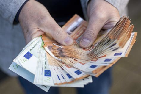 Illustratie die de sluissing van geld uit de Nederlandse Bank symboliseert