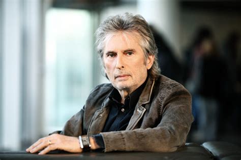 Foto van Paul Jambers in gesprek met een gast tijdens een talkshow