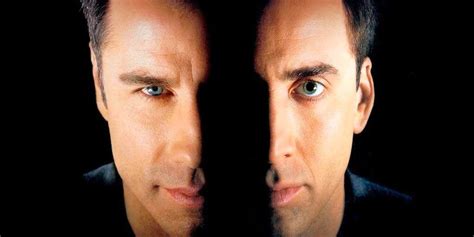 Een scène uit Face/Off waarin John Travolta en Nicolas Cage tegenover elkaar staan, beiden met een intense en dreigende uitdrukking.