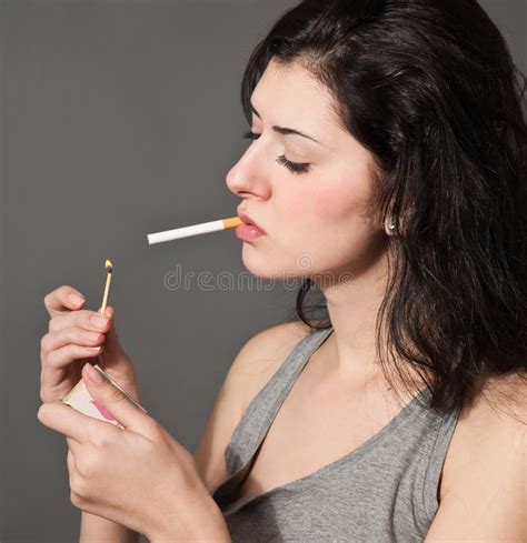 foto van een vrouw die een sigaret weggooit