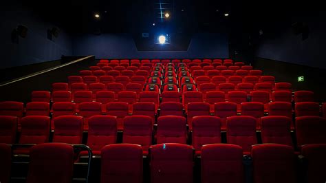 interieur van een erotische bioscoop met cabines en een centraal bed