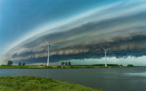 Een indrukwekkende shelf cloud boven een landschap.