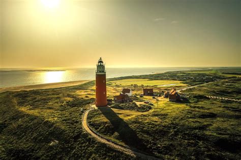 Een vuurtoren bij zonsopgang, een veelvoorkomend onderwerp in de foto's van Sjef Kenniphaas.