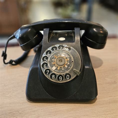 Symbolische afbeelding van een telefoon met daarop verontrustende iconen, die de negatieve inhoud van sommige groepschats vertegenwoordigt.