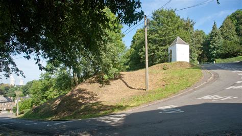 fietsers klimmen de Muur van Hoei tijdens de Waalse Pijl