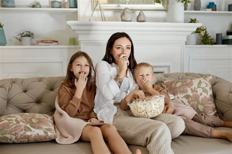Illustratie van een gezin dat thuis film kijkt op een bank met popcorn
