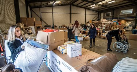 afbeelding van deelnemers aan een veiling met pallets vol spullen