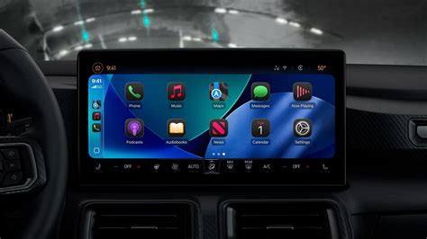 Visuele representatie van de nieuwe Liquid Glass-interface van Apple CarPlay met glanzende iconen en transparante menu's.