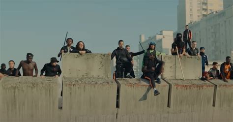 Indrukwekkende openingsscène van Athena gefilmd in een lange take.