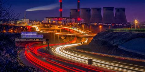 Illustratie die de snelheid van het licht vergelijkt met de omtrek van de aarde en de afstand tot de maan en de zon.