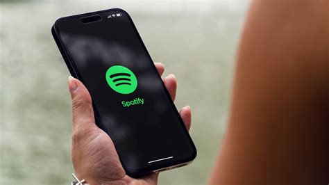 Illustratie van een mobiel apparaat met de Spotify-app en zichtbare songteksten onder de albumhoes.