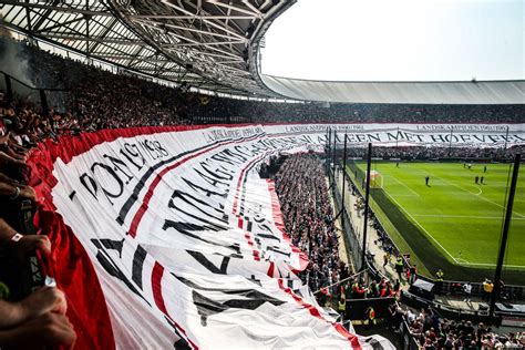 Illustratie van een stadion vol juichende supporters met spandoeken van Feyenoord