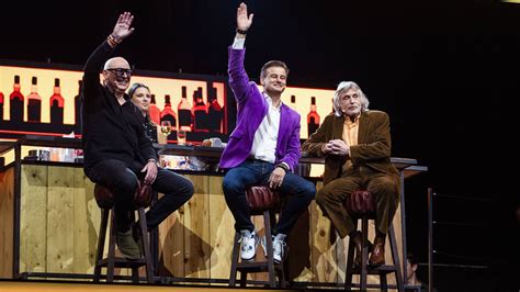 De drie presentatoren van Voetbal Inside: Wilfred Genee, Johan Derksen en René van der Gijp.