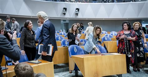 Politici die handenschudden tijdens een debat