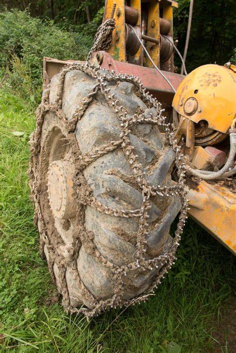Uitzicht op Polopos met witte huizen tegen een bergachtig landschap en de zee in de verte