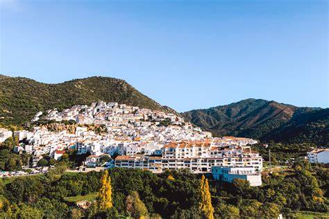 Foto van een schilderachtig wit dorp in Andalusië, mogelijk als inspiratie