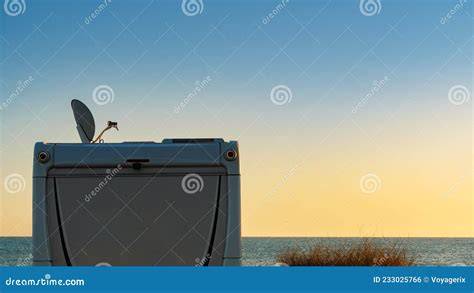 Illustratie van een volautomatische schotelantenne op een camperdak