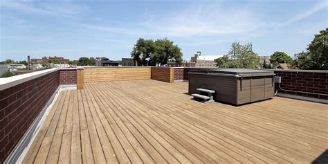 Thematische illustratie van een jonge Yeti op een dakterras in Shanghai, met drie tieners ernaast.