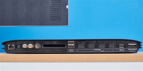 Foto van een Samsung One Connect Box met alle poorten zichtbaar.
