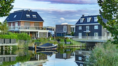 concept art van het fictieve dorp Meerdijk met verschillende huizen en personages