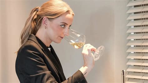 Froukje de Both in gesprek met een sommelier in een wijnkelder