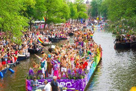 Illustratie van de eerste Gay Pride Canal Parade in 1996 met praalboten op de Amsterdamse grachten.