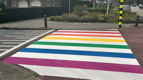 Een foto van een regenboogzebrapad in Amsterdam, symbool van acceptatie.