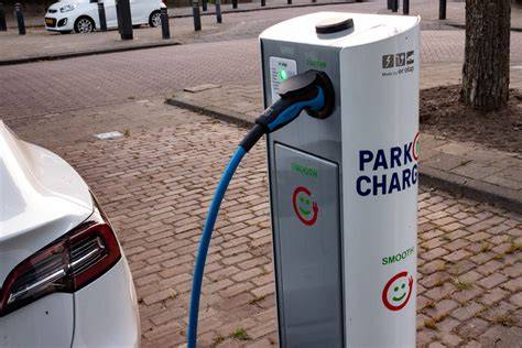 Een oplaadpaal voor elektrische auto's, versierd met regenboogkleuren.