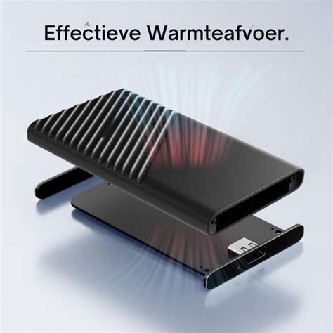 Illustratie van een persoon die een externe harde schijf vasthoudt, met een achtergrond van digitale cloud-opslag die wordt vermeden