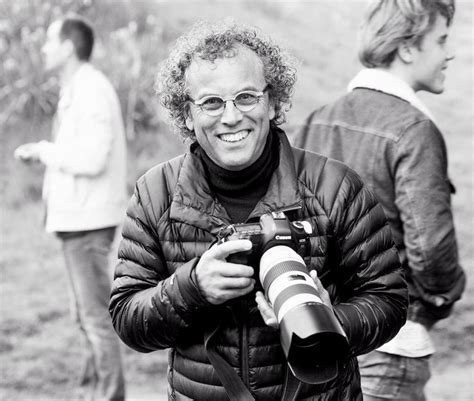 Een dynamische foto genomen door Gino Mac Gillavry Photography tijdens een evenement.