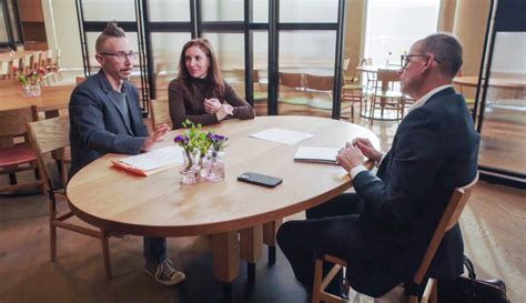 Marcus Lemonis in gesprek met een ondernemer in 