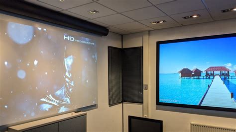 Illustratie van een beamer die een beeld projecteert op een scherm.