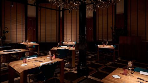 Interieur van Christiani Pizzabar met sfeervolle verlichting en houten tafels