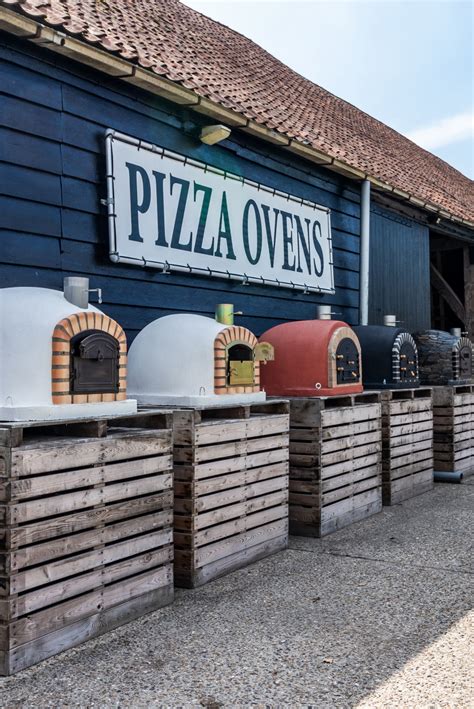 Centrale steenoven in WOODSTONE Pizza and Wine waar pizza's vers worden bereid