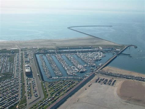 Een luchtfoto van de moderne jachthaven van Marina Seaport IJmuiden met aanlegsteigers en schepen.