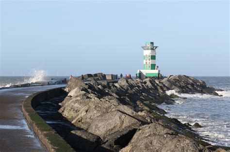 Een foto van de indrukwekkende zuidpier van IJmuiden die de zee op loopt.