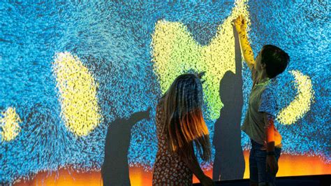 Interieur van een modern wetenschapsmuseum met interactieve tentoonstellingen voor kinderen.