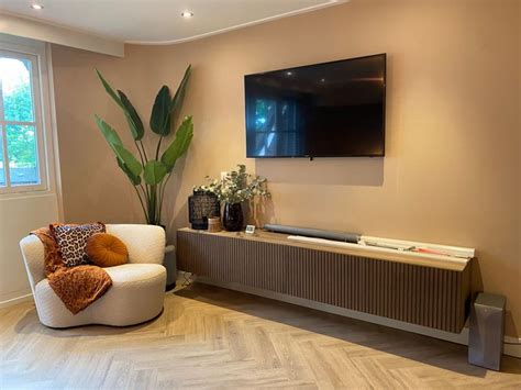 Foto van een moderne woonkamer met een grote flatscreen-tv.