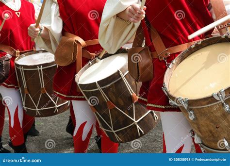 illustratie van oude signaalinstrumenten zoals trompetten en trommels in een militaire context